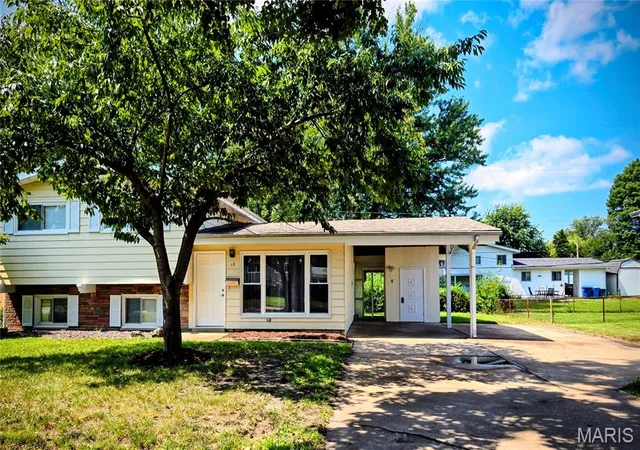 Photo 1 of Single family home for sale at 13 Floweridge Ln, Florissant, MO 63031 | MLS# MIS26054202 | Listing updated on 2026-09-21