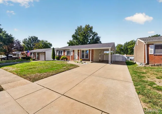 Photo 2 of Single family home for sale at 2847 Foxwood Dr, Maryland Heights, MO 63043 | MLS# MIS26054203 | Listing updated on 2026-10-19