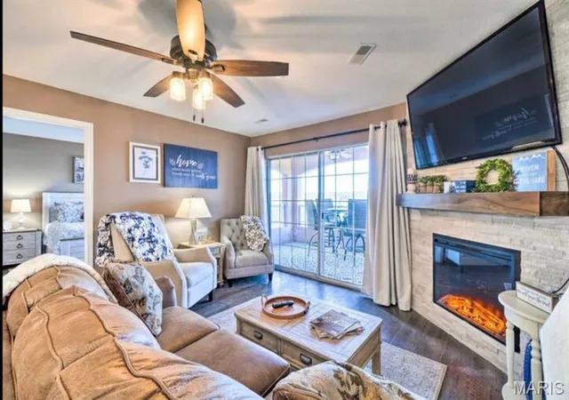 5th image of 700 Emerald Pointe Dr, Hollister, MO 65672