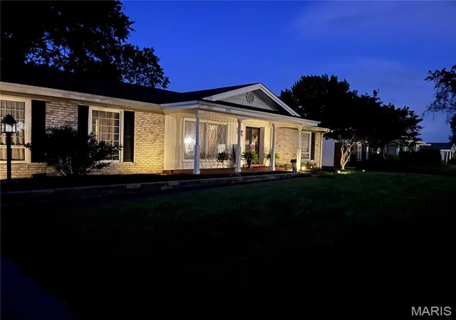 Photo 3 of Sale Pending at 10 Club Grounds South Dr, Florissant, MO 63033 | MLS# MIS26054236 | Listing updated on 2026-10-05