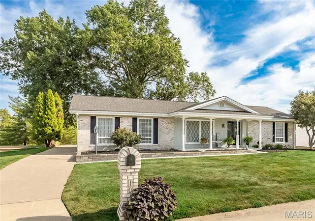 Photo 3 of Sale Pending at 10 Club Grounds South Dr, Florissant, MO 63033 | MLS# MIS26054236 | Listing updated on 2026-10-05