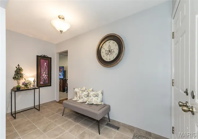 Photo 4 of Sale Pending at 10 Club Grounds South Dr, Florissant, MO 63033 | MLS# MIS26054236 | Listing updated on 2026-10-05