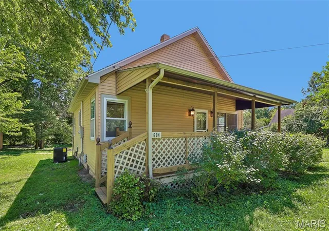 1st image of 604 N 4th St, Benld, IL 62009 | MLS# MIS26054241