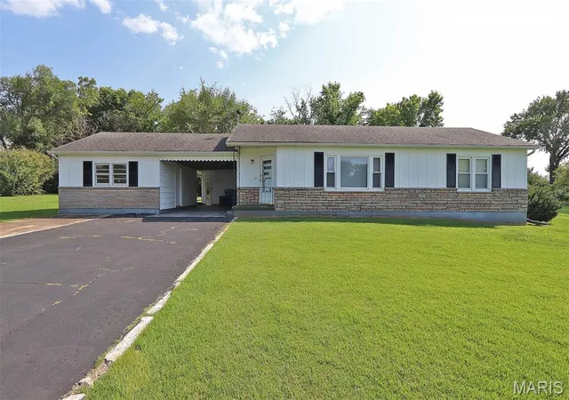 Photo 1 of Single family home for sale at 302 Fairview Ln, Desloge, MO 63601 | MLS# MIS26054251 | Listing updated on 2026-09-30