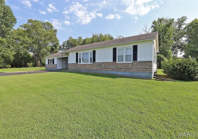 Photo 3 of Single family home for sale at 302 Fairview Ln, Desloge, MO 63601 | MLS# MIS26054251 | Listing updated on 2026-09-30