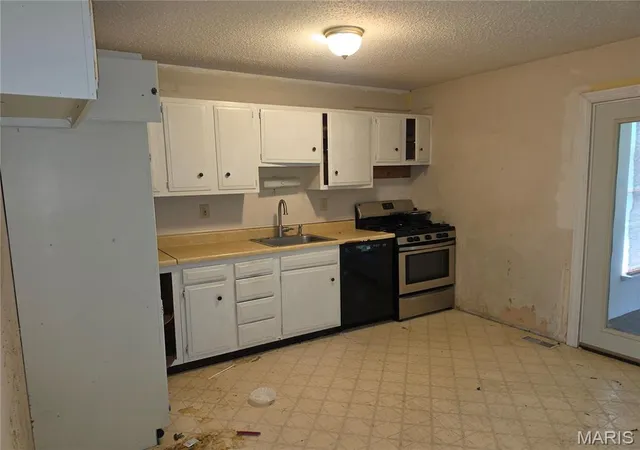 Photo 4 of Single family home for sale at 6778 Barnwood Dr, Hazelwood, MO 63042 | MLS# MIS26054262 | Listing updated on 2026-08-26