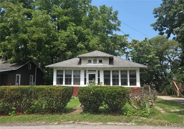 1st image of 3328 Oakland Ave, Alton, IL 62002 | MLS# MIS26054268