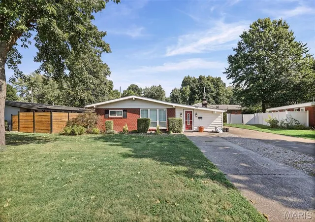 Photo 2 of Single family home for sale at 803 Amherst Dr, East Alton, IL 62024 | MLS# MIS26054275 | Listing updated on 2026-09-07