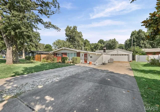 Photo 2 of Single family home for sale at 803 Amherst Dr, East Alton, IL 62024 | MLS# MIS26054275 | Listing updated on 2026-09-07