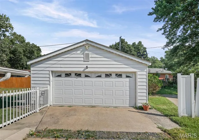 Photo 3 of Single family home for sale at 803 Amherst Dr, East Alton, IL 62024 | MLS# MIS26054275 | Listing updated on 2026-09-07
