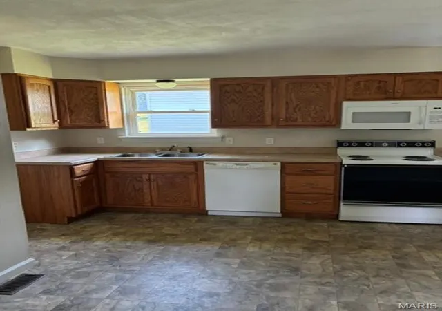 2nd image of 504 Stewart St, De Soto, MO 63020 | MLS# MIS26054309