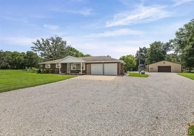 Photo 3 of Single family home for sale at 13906 Klaus Lake Rd, Highland, IL 62249 | MLS# MIS26054310 | Listing updated on 2026-09-03