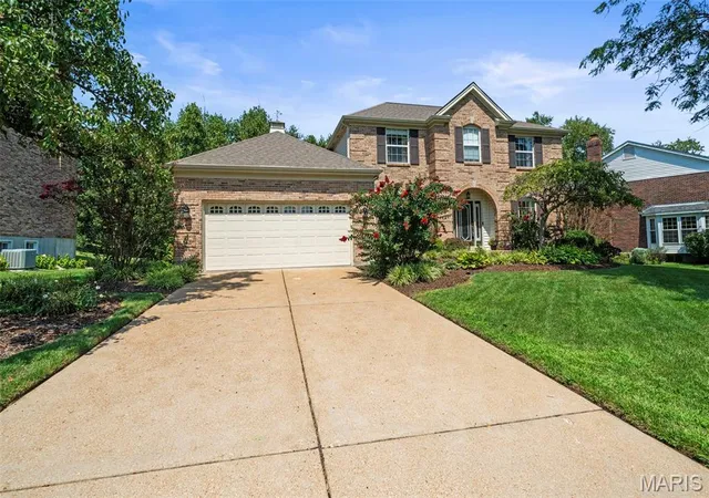 Photo 3 of Sale Pending at 70 Log Hill Ln, Ballwin, MO 63011 | MLS# MIS26054340 | Listing updated on 2026-08-31