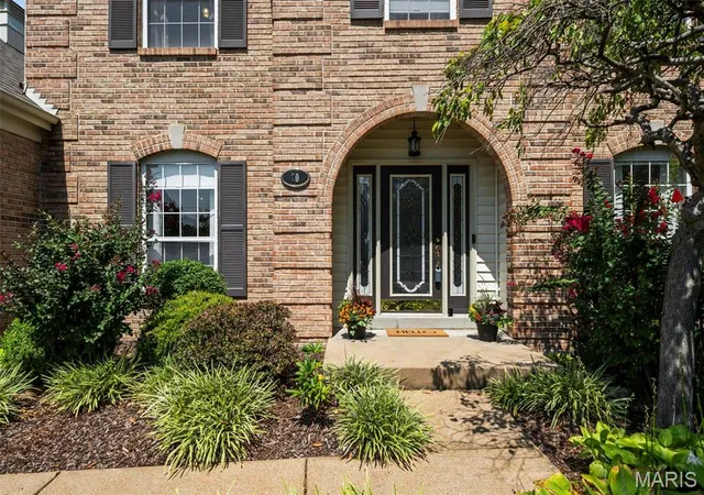 Photo 4 of Sale Pending at 70 Log Hill Ln, Ballwin, MO 63011 | MLS# MIS26054340 | Listing updated on 2026-08-31