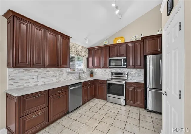 Photo 3 of Sale Pending at 1067 Autumn Oaks Dr, Imperial, MO 63052 | MLS# MIS26054348 | Listing updated on 2026-08-29