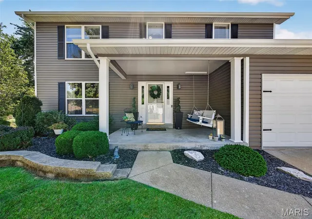 Photo 3 of Sale Pending at 2001 Coreywood Dr, St Charles, MO 63303 | MLS# MIS26054352 | Listing updated on 2026-09-05