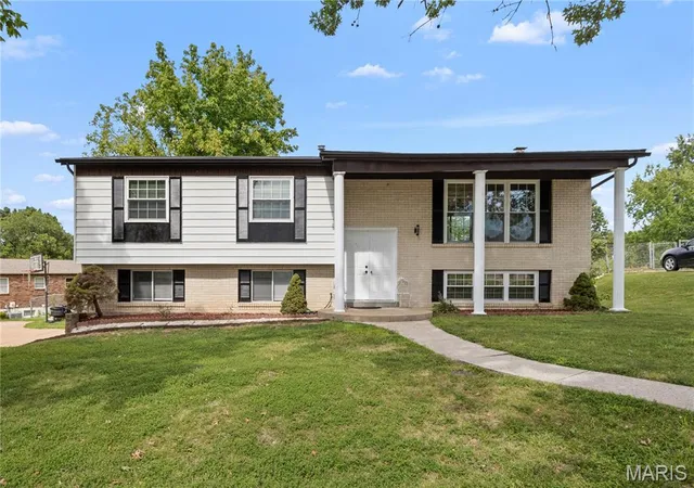 Photo 1 of Sale Pending at 6018 Gatling Dr, Oakville, MO 63129 | MLS# MIS26054357 | Listing updated on 2026-09-16