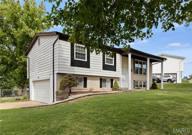 Photo 2 of Sale Pending at 6018 Gatling Dr, Oakville, MO 63129 | MLS# MIS26054357 | Listing updated on 2026-09-16