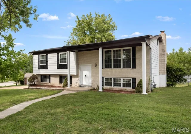 Photo 3 of Sale Pending at 6018 Gatling Dr, Oakville, MO 63129 | MLS# MIS26054357 | Listing updated on 2026-09-16