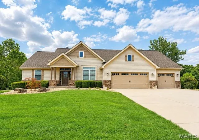 Photo 1 of Single family home for sale at 808 Autumn Rise Ln, Columbia, IL 62236 | MLS# MIS26054360 | Listing updated on 2026-09-14