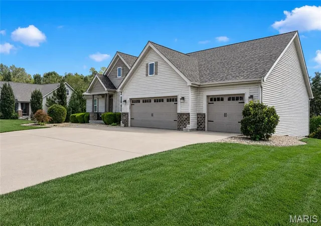Photo 32 of Single family home for sale at 808 Autumn Rise Ln, Columbia, IL 62236 | MLS# MIS26054360 | Listing updated on 2026-09-14