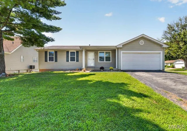Photo 1 of Sale Pending at 1 Hollow Tree Ct, St Peters, MO 63376 | MLS# MIS26054362 | Listing updated on 2026-08-30