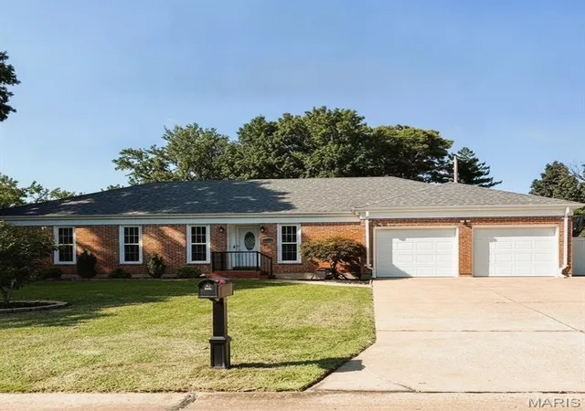 image of 5849 Oak Branch Dr, St Louis, MO 63128 | MLS# MIS26054377
