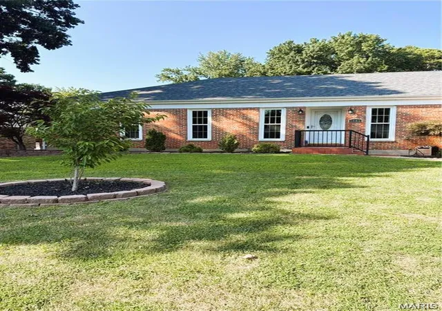 image of 5849 Oak Branch Dr, St Louis, MO 63128 | MLS# MIS26054377