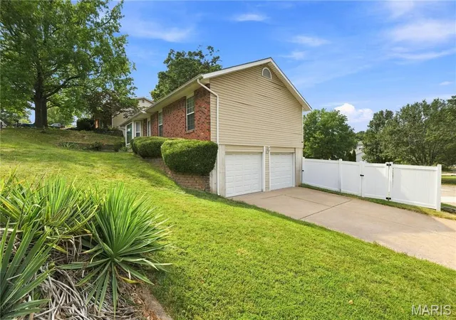 Photo 2 of Single family home for sale at 2059 Del Rio Dr, Arnold, MO 63010 | MLS# MIS26054392 | Listing updated on 2026-09-19