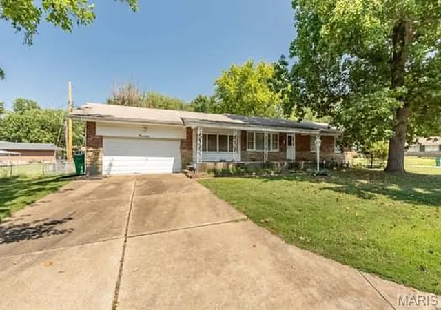 Photo 2 of Single family home for sale at 19 Forest Home Ct, St Louis, MO 63137 | MLS# MIS26054405 | Listing updated on 2026-09-04