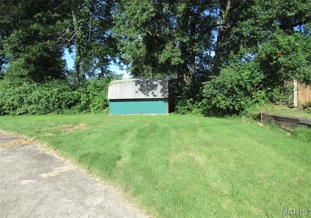 Photo 3 of Sale Pending at 2312 Gillis St, Alton, IL 62002 | MLS# MIS26054416 | Listing updated on 2026-08-26