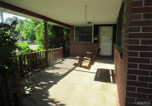 Photo 3 of Sale Pending at 2312 Gillis St, Alton, IL 62002 | MLS# MIS26054416 | Listing updated on 2026-08-26