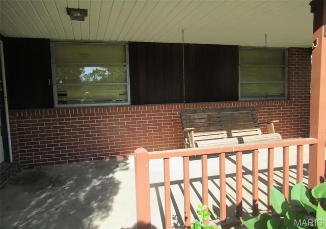 Photo 4 of Sale Pending at 2312 Gillis St, Alton, IL 62002 | MLS# MIS26054416 | Listing updated on 2026-08-26