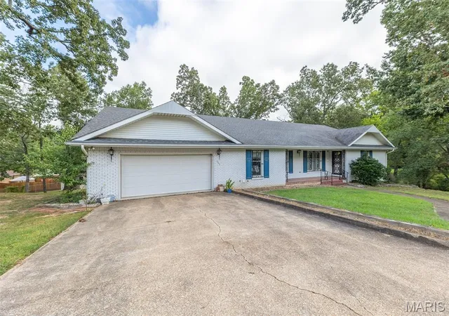 Photo 2 of Single family home for sale at 949 Robin Ln, Poplar Bluff, MO 63901 | MLS# MIS26054418 | Listing updated on 2026-09-01