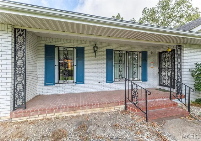 Photo 3 of Single family home for sale at 949 Robin Ln, Poplar Bluff, MO 63901 | MLS# MIS26054418 | Listing updated on 2026-09-01