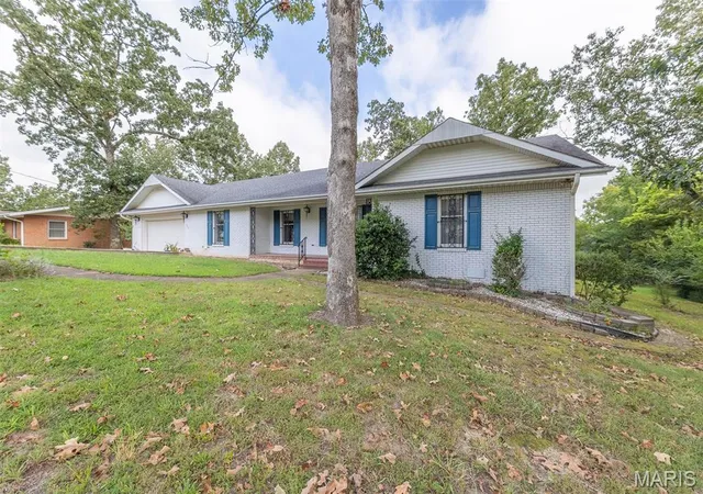 Photo 3 of Single family home for sale at 949 Robin Ln, Poplar Bluff, MO 63901 | MLS# MIS26054418 | Listing updated on 2026-09-01