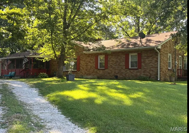 Photo 2 of Single family home for sale at 3620 Bloomer Dr, Alton, IL 62002 | MLS# MIS26054421 | Listing updated on 2026-09-07