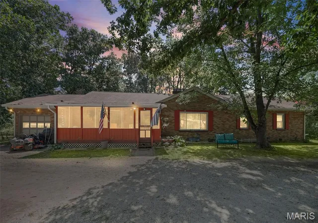 Photo 3 of Single family home for sale at 3620 Bloomer Dr, Alton, IL 62002 | MLS# MIS26054421 | Listing updated on 2026-09-07