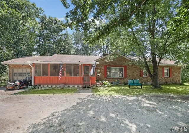 Photo 3 of Single family home for sale at 3620 Bloomer Dr, Alton, IL 62002 | MLS# MIS26054421 | Listing updated on 2026-09-07