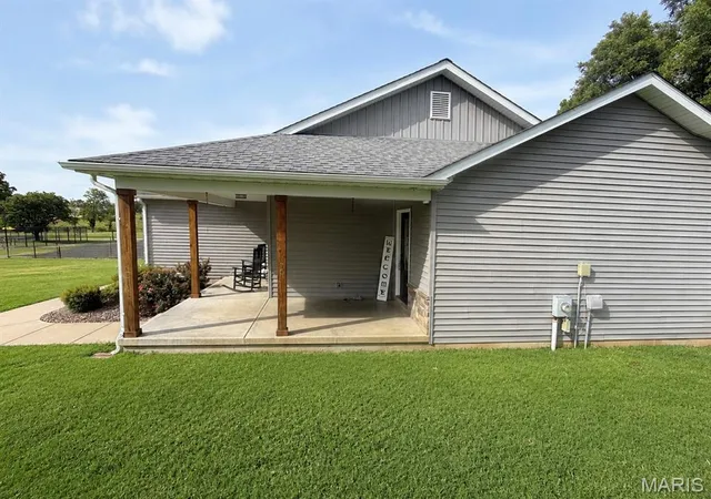 Photo 3 of Single family home for sale at 304 Kinley Dr, Farmington, MO 63640 | MLS# MIS26054426 | Listing updated on 2026-09-21