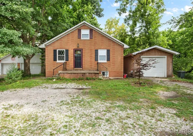 1st image of 325 W North St, Staunton, IL 62088 | MLS# MIS26054438