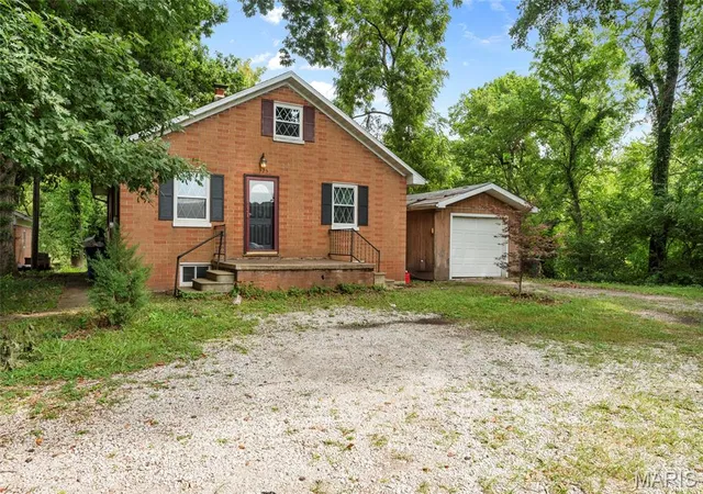 2nd image of 325 W North St, Staunton, IL 62088 | MLS# MIS26054438
