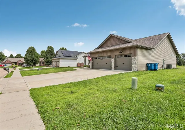 Photo 2 of Single family home for sale at 604 Briar Meadow Ct, Troy, IL 62294 | MLS# MIS26054444 | Listing updated on 2026-09-13