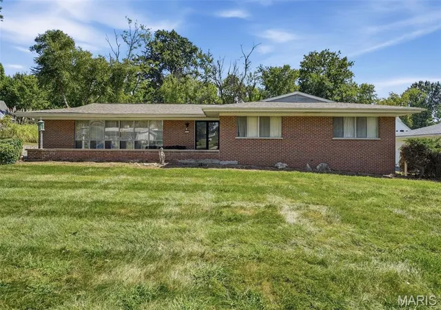 Single family home for sale at 8 Wedgewood Ln, St Louis, MO 63141 | MLS# MIS26054455