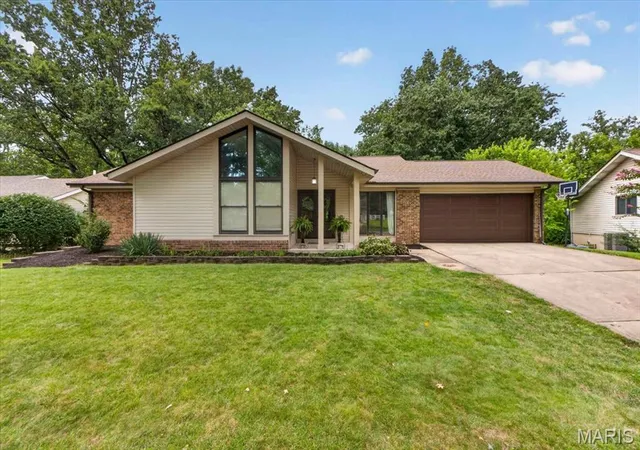 Photo 1 of Single family home for sale at 15250 Kingsman Cir, Chesterfield, MO 63017 | MLS# MIS26054457 | Listing updated on 2026-09-06