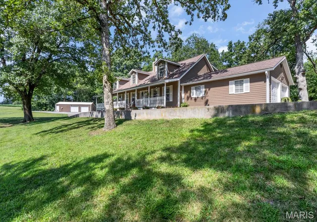 Photo 4 of Single family home for sale at 3025 Canman Ln, Columbia, IL 62236 | MLS# MIS26054458 | Listing updated on 2026-08-31