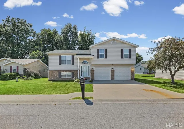 Photo 1 of Single family home for sale at 429 Miranda Dr, Dupo, IL 62239 | MLS# MIS26054462 | Listing updated on 2026-09-13
