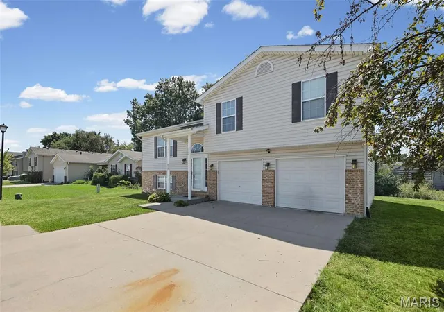 Photo 3 of Sale Pending at 429 Miranda Dr, Dupo, IL 62239 | MLS# MIS26054462 | Listing updated on 2026-09-19