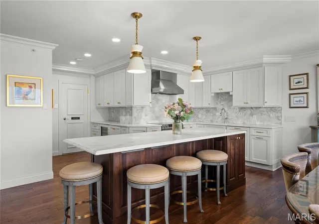 Photo 4 of Sale Pending at 900 S Hanley Rd #6B, Clayton, MO 63105 | MLS# MIS26054467 | Listing updated on 2026-09-08