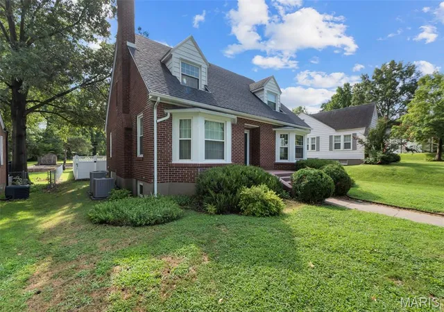 Photo 3 of Sale Pending at 308 N Sunset Blvd, Cape Girardeau, MO 63701 | MLS# MIS26054468 | Listing updated on 2026-09-03
